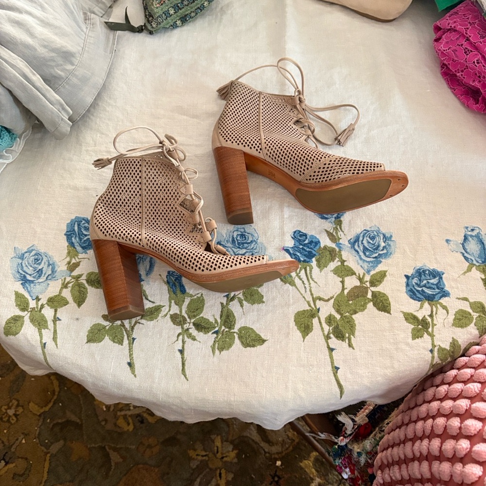 Frye Gabby Ghillie Beige Lace-Up Ankle Booties; 7.5; never worn, without box - Picture 4 of 5